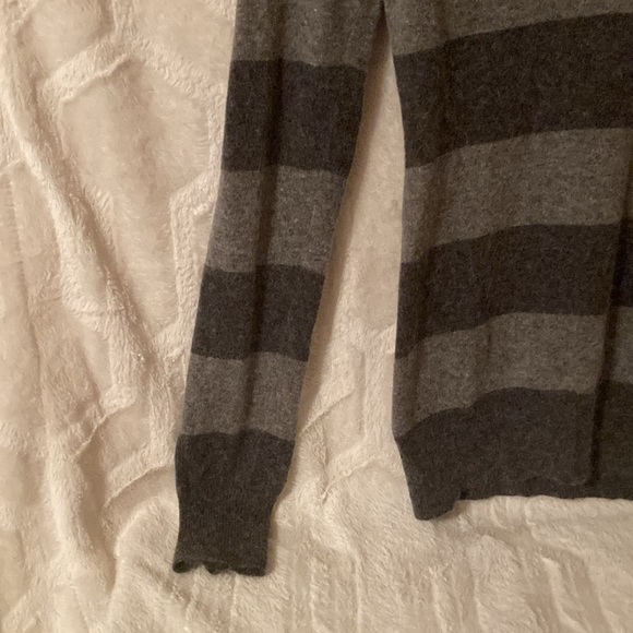 EUC BCBG MAXARIA Sweater - Picture 7 of 12